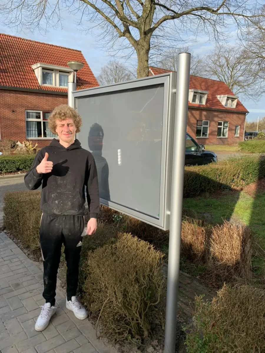 Informatiebord buiten kopen? Praktische kooptips 7 Monteur van SKWshop bij oplevering van een vrijstaand informatiebord in de openbare ruimte